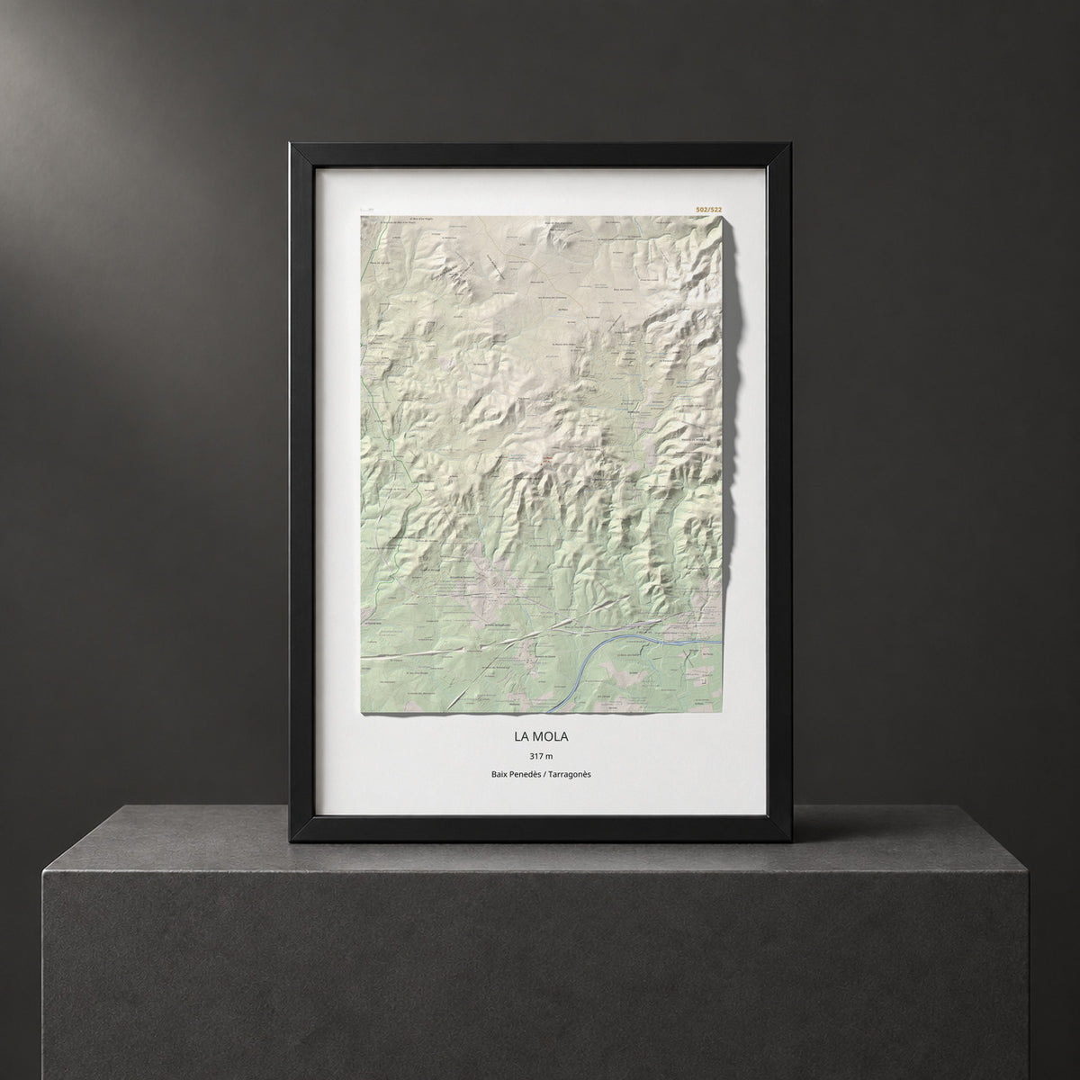 Mapa de relieve de La Mola, 317 m, Baix Penedès · Tarragonès, lámina 100 Cims de Trobart. Presentación enmarcada. 70 × 100 cm.