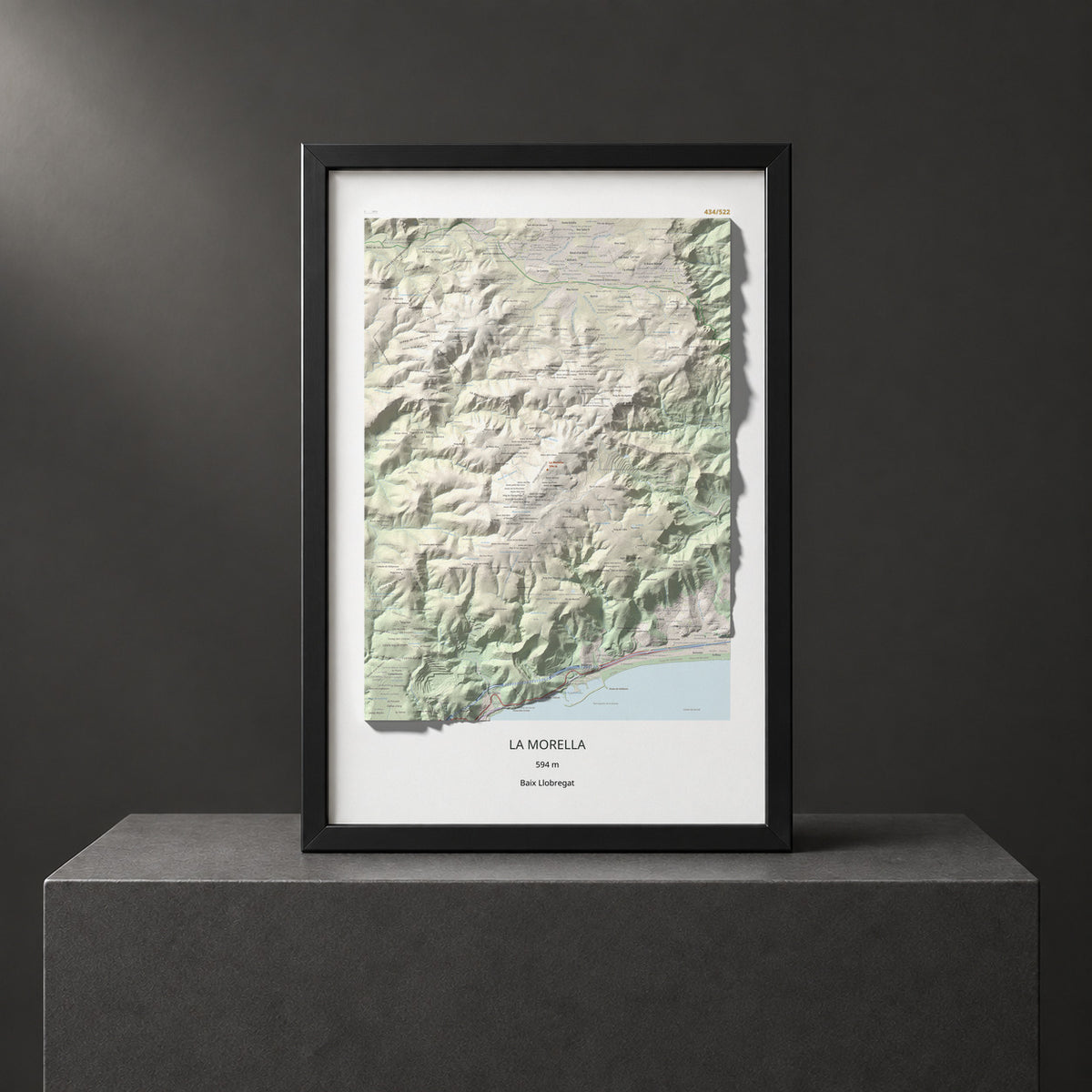 Mapa topogràfic del relleu: La Morella, 594 m. Presentació emmarcada. 61 × 91 cm.