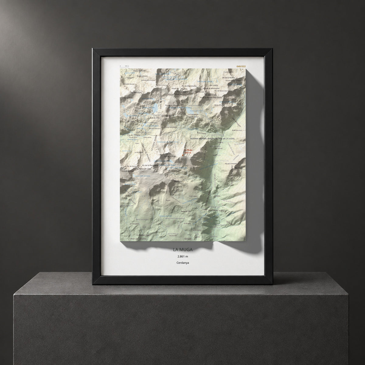 Mapa de relieve de La Muga, 2861 m, Cerdanya, lámina 100 Cims de Trobart. Presentación enmarcada. 30 × 40 cm.