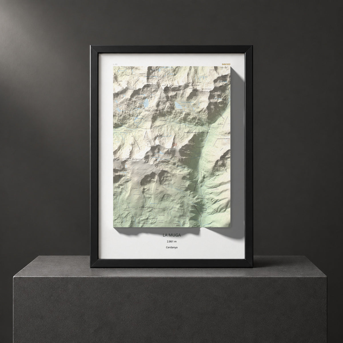 Mapa de relieve de La Muga, 2861 m, Cerdanya, lámina 100 Cims de Trobart. Presentación enmarcada. 50 × 70 cm.