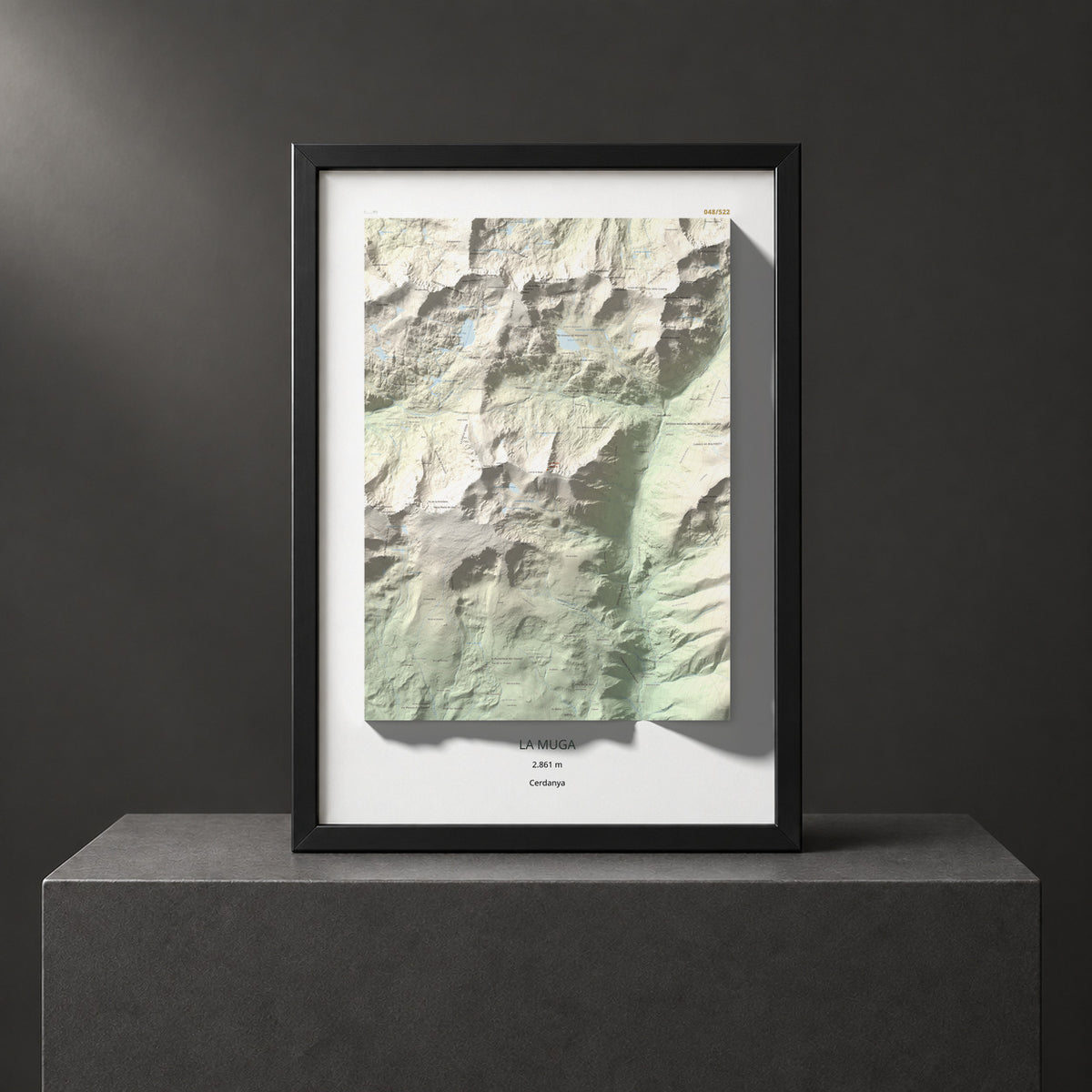 Mapa de relieve de La Muga, 2861 m, Cerdanya, lámina 100 Cims de Trobart. Presentación enmarcada. 70 × 100 cm.
