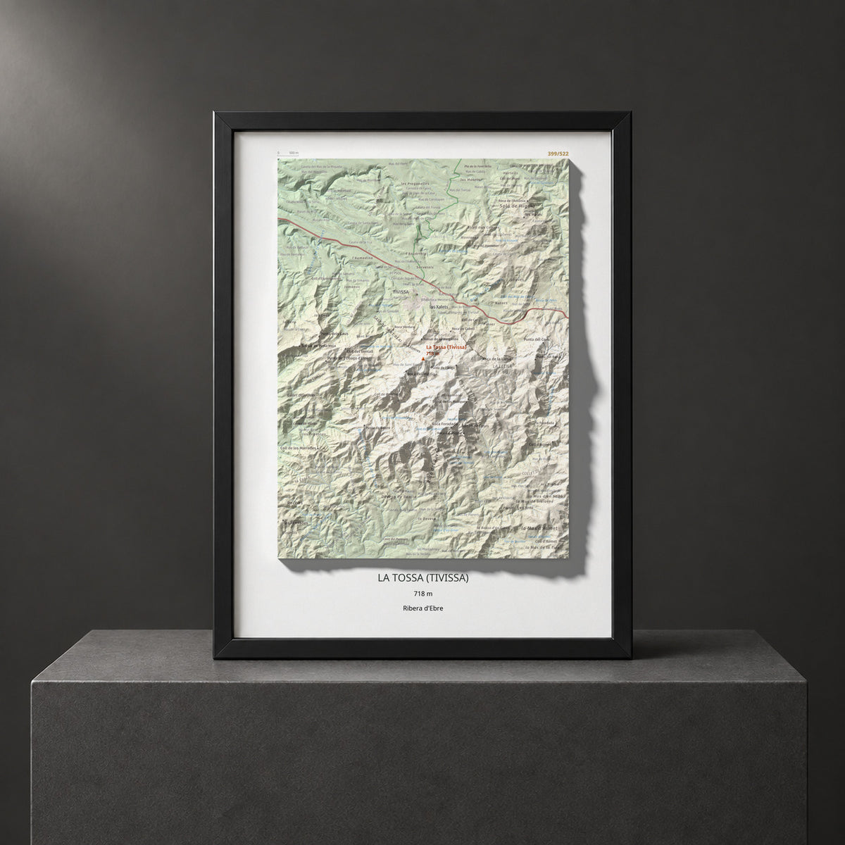 Mapa topogràfic del relleu: La Tossa (Tivissa), 718 m. Presentació emmarcada. 30 × 40 cm.