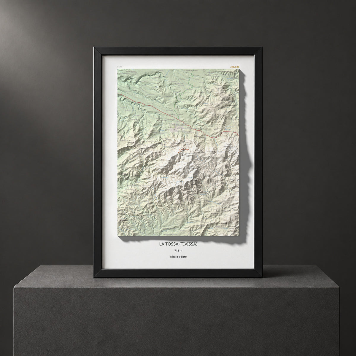 Mapa topogràfic del relleu: La Tossa (Tivissa), 718 m. Presentació emmarcada. 50 × 70 cm.