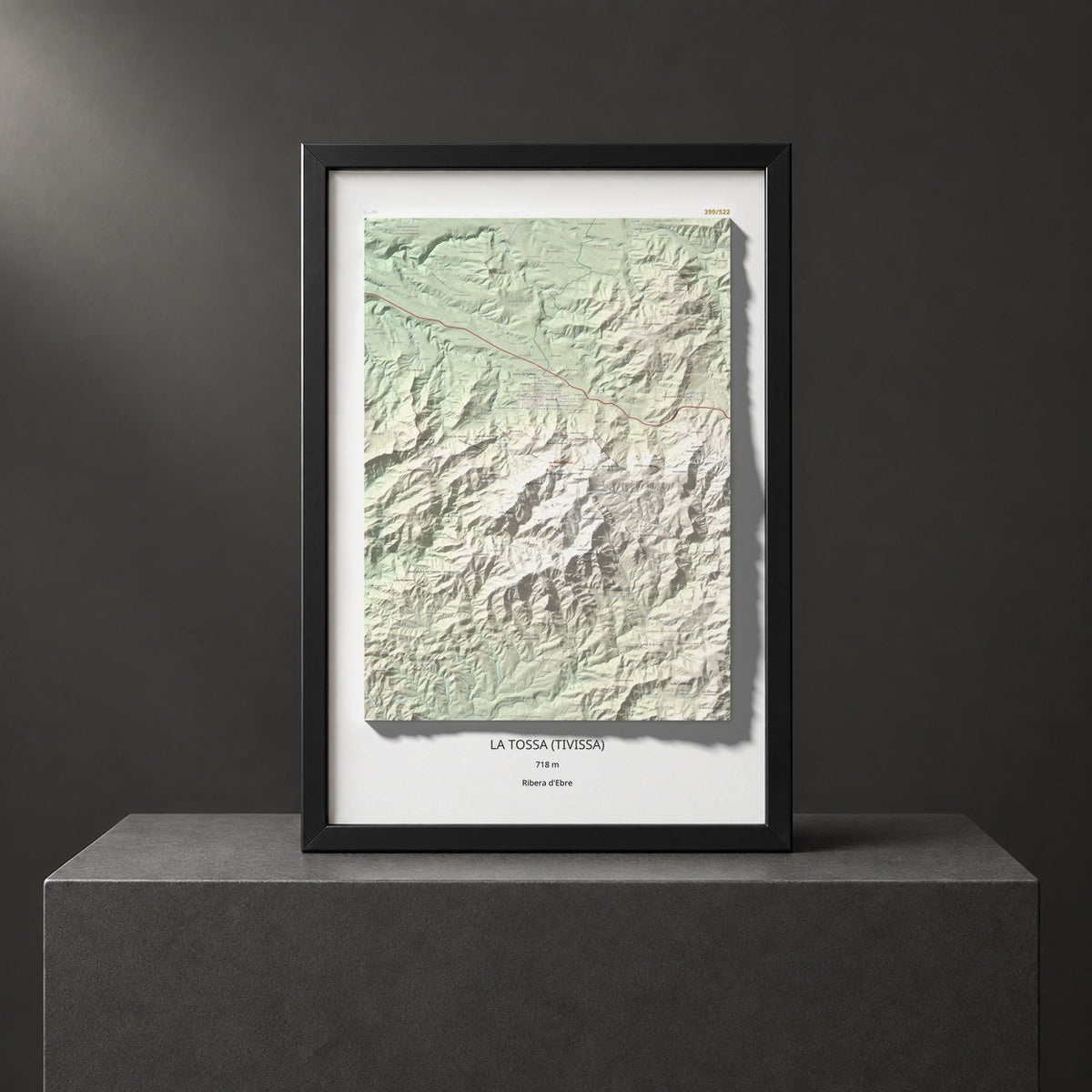 Mapa topogràfic del relleu: La Tossa (Tivissa), 718 m. Presentació emmarcada. 61 × 91 cm.