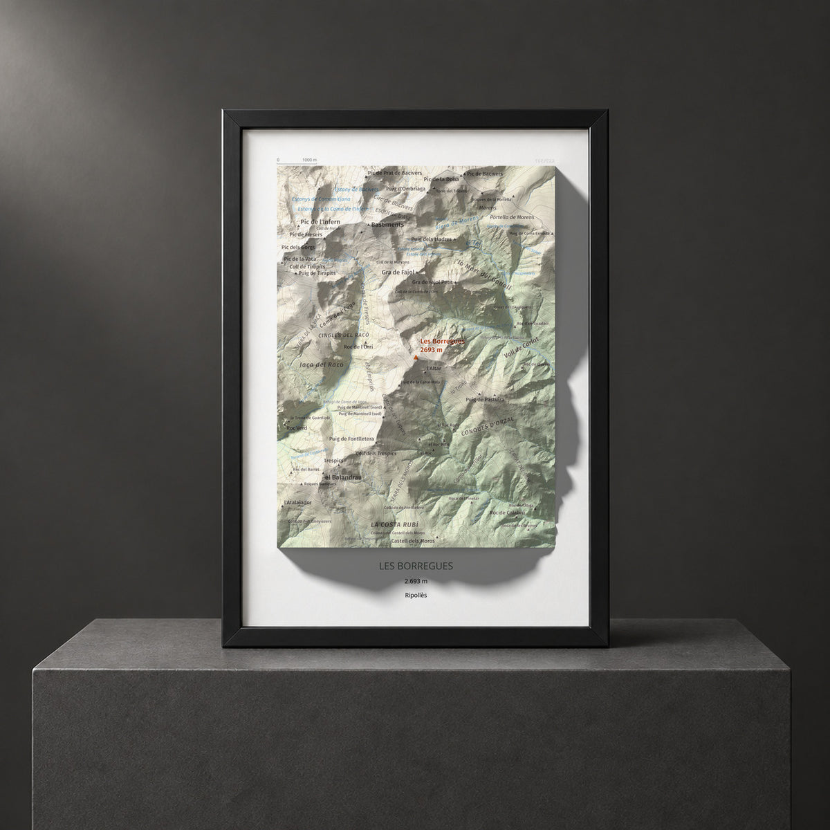 Mapa de relieve de Les Borregues, 2693 m, Ripollès, lámina 100 Cims de Trobart. Presentación enmarcada. 21 × 30 cm.