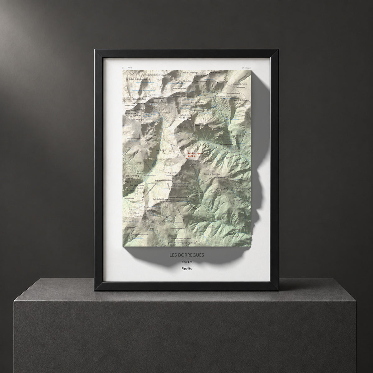 Mapa de relieve de Les Borregues, 2693 m, Ripollès, lámina 100 Cims de Trobart. Presentación enmarcada. 30 × 40 cm.