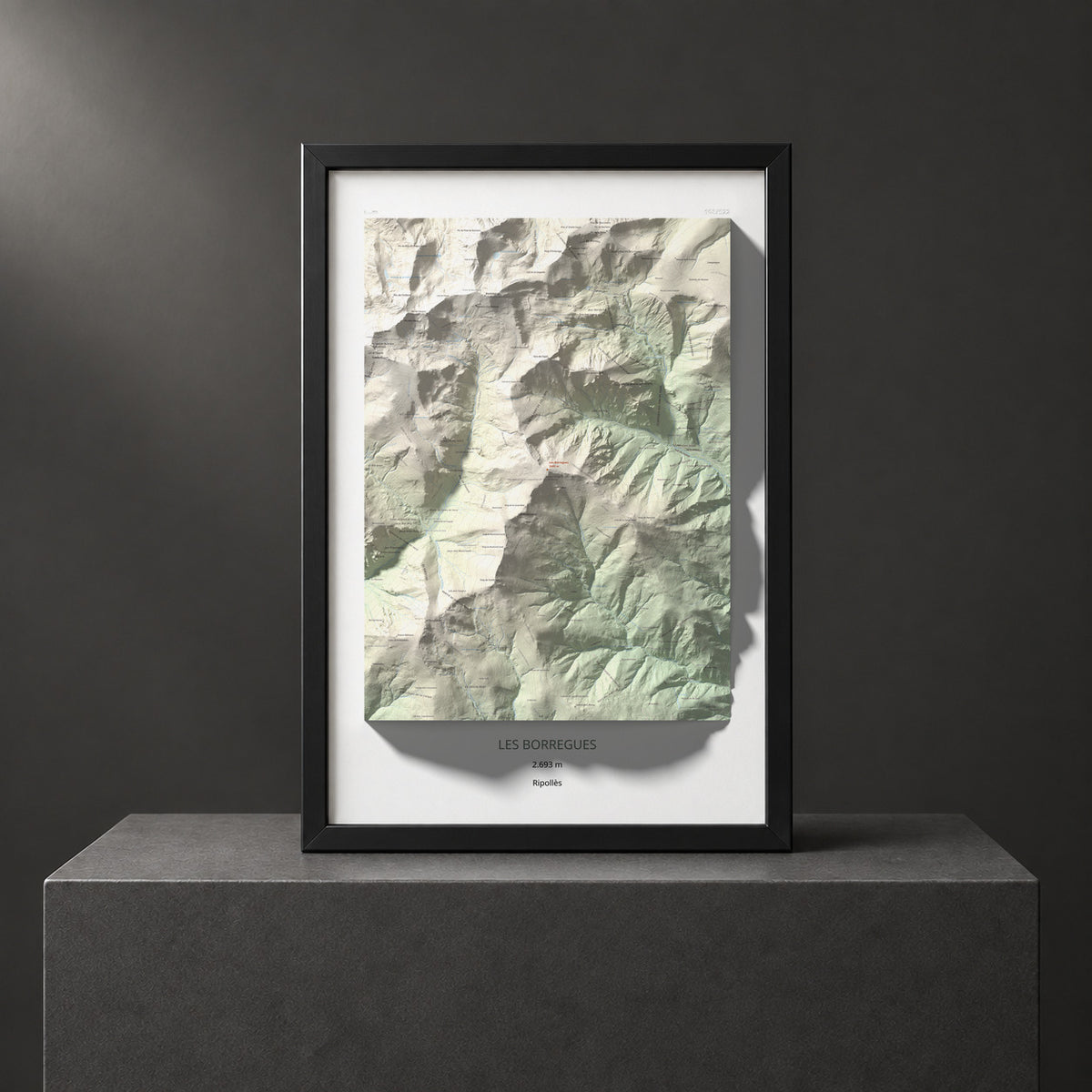 Mapa de relieve de Les Borregues, 2693 m, Ripollès, lámina 100 Cims de Trobart. Presentación enmarcada. 61 × 91 cm.