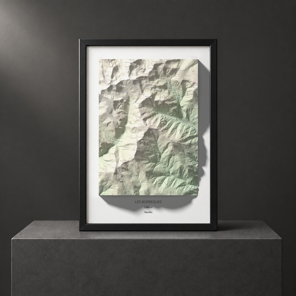 Mapa de relieve de Les Borregues, 2693 m, Ripollès, lámina 100 Cims de Trobart. Presentación enmarcada. 70 × 100 cm.
