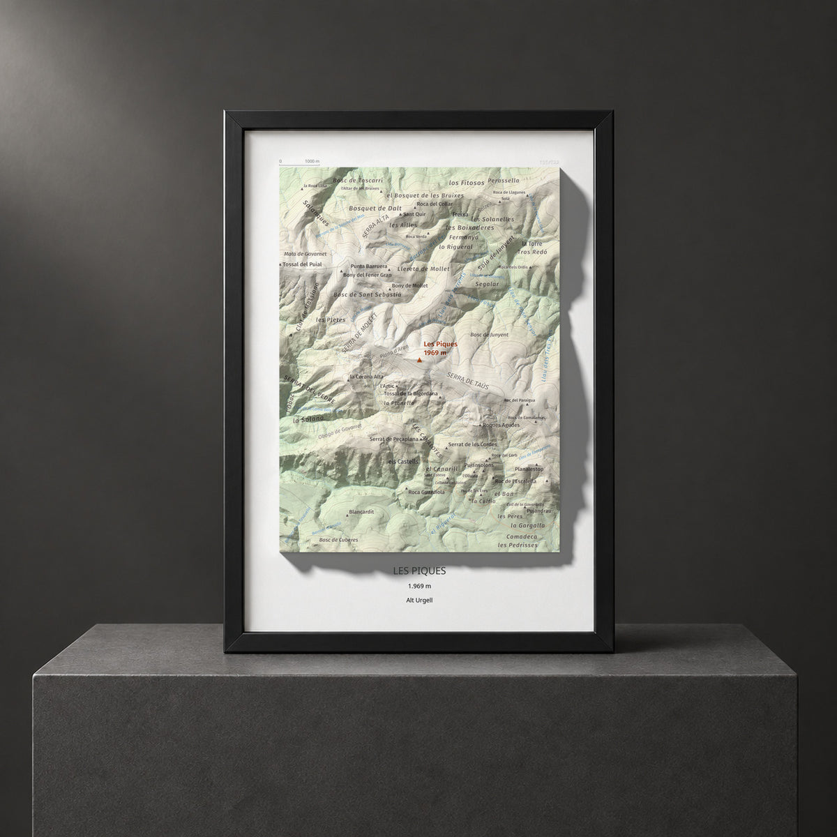 Mapa de relieve de Les Piques, 1969 m, Alt Urgell, lámina 100 Cims de Trobart. Presentación enmarcada. 21 × 30 cm.