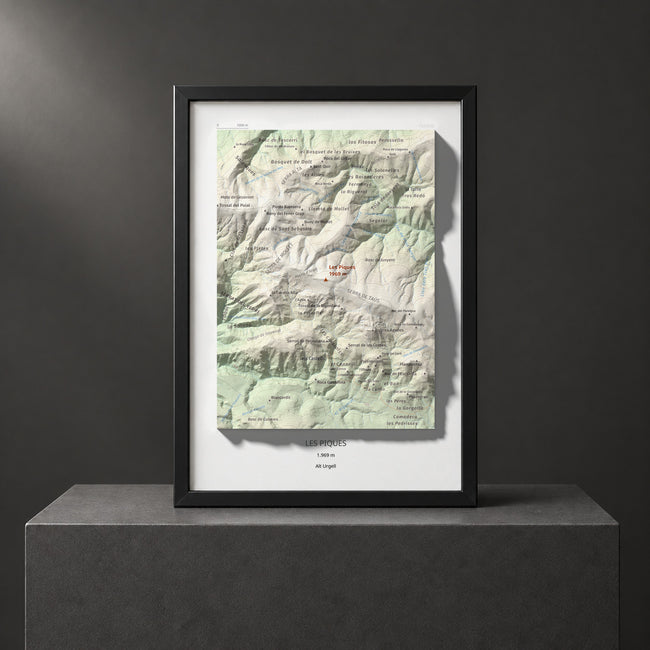 Mapa de relieve de Les Piques, 1969 m, Alt Urgell, lámina 100 Cims de Trobart. Presentación enmarcada. 21 × 30 cm.