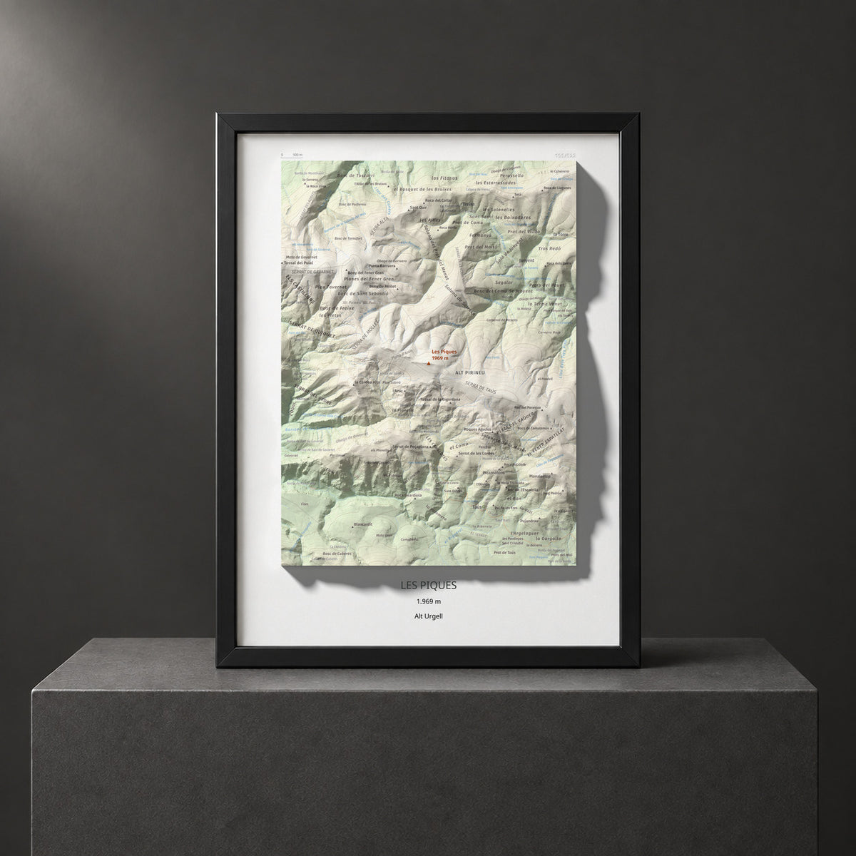 Mapa de relieve de Les Piques, 1969 m, Alt Urgell, lámina 100 Cims de Trobart. Presentación enmarcada. 30 × 40 cm.