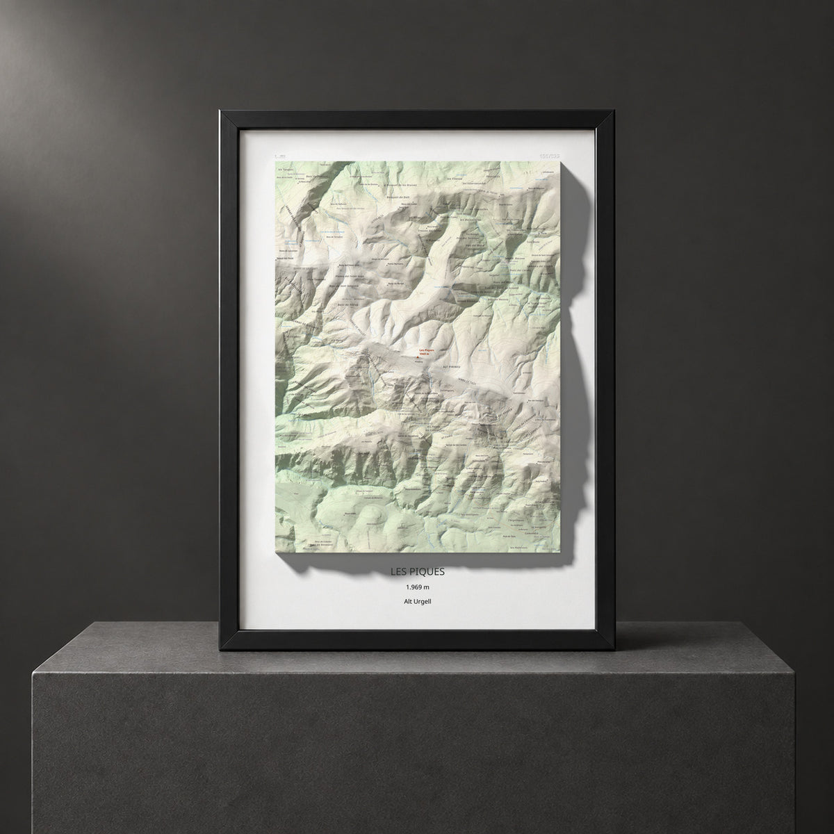 Mapa de relieve de Les Piques, 1969 m, Alt Urgell, lámina 100 Cims de Trobart. Presentación enmarcada. 50 × 70 cm.