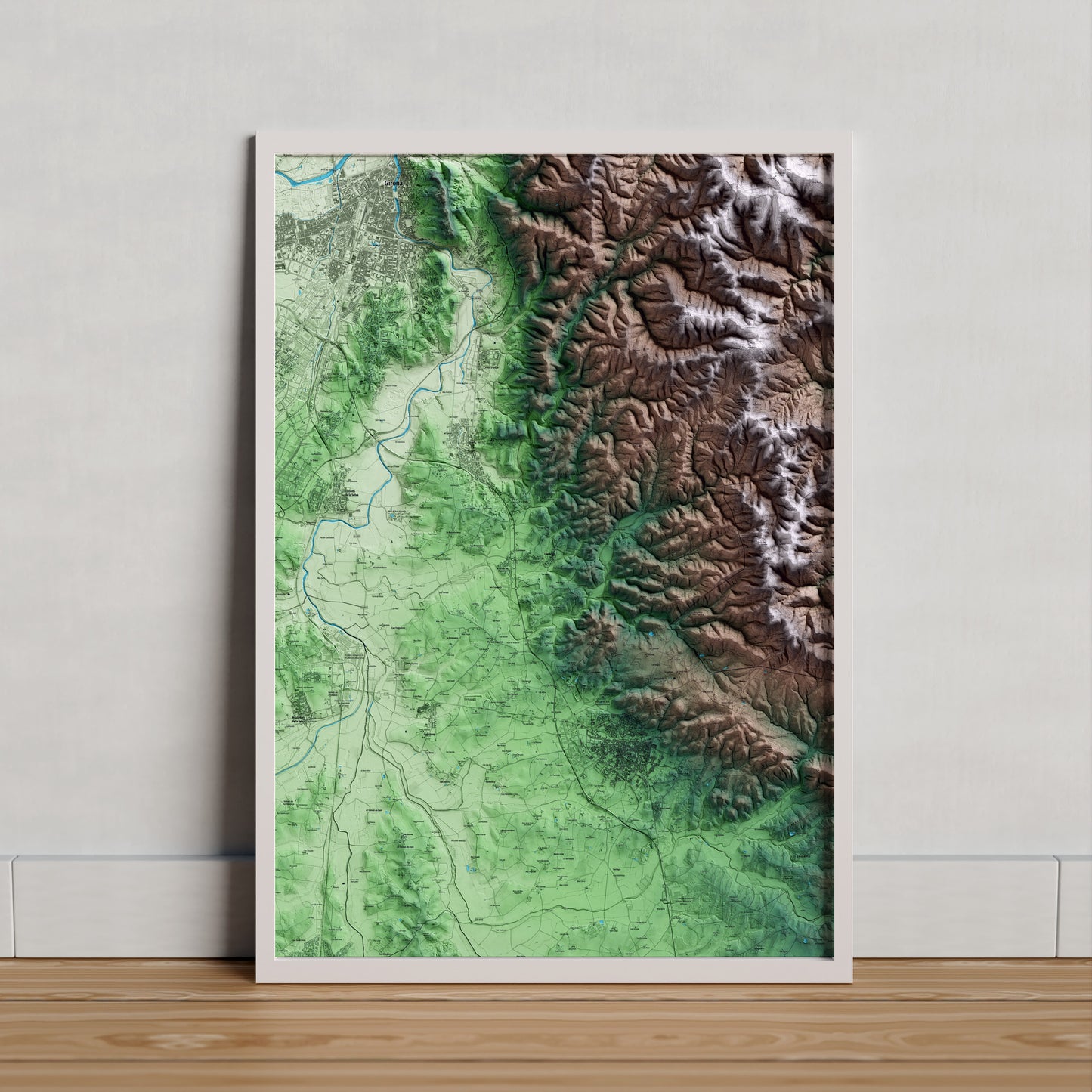 Mapa artístico del relieve de Llambilles, al Gironès, con 15 km de entorno y base topográfica ICGC. Presentación enmarcada.