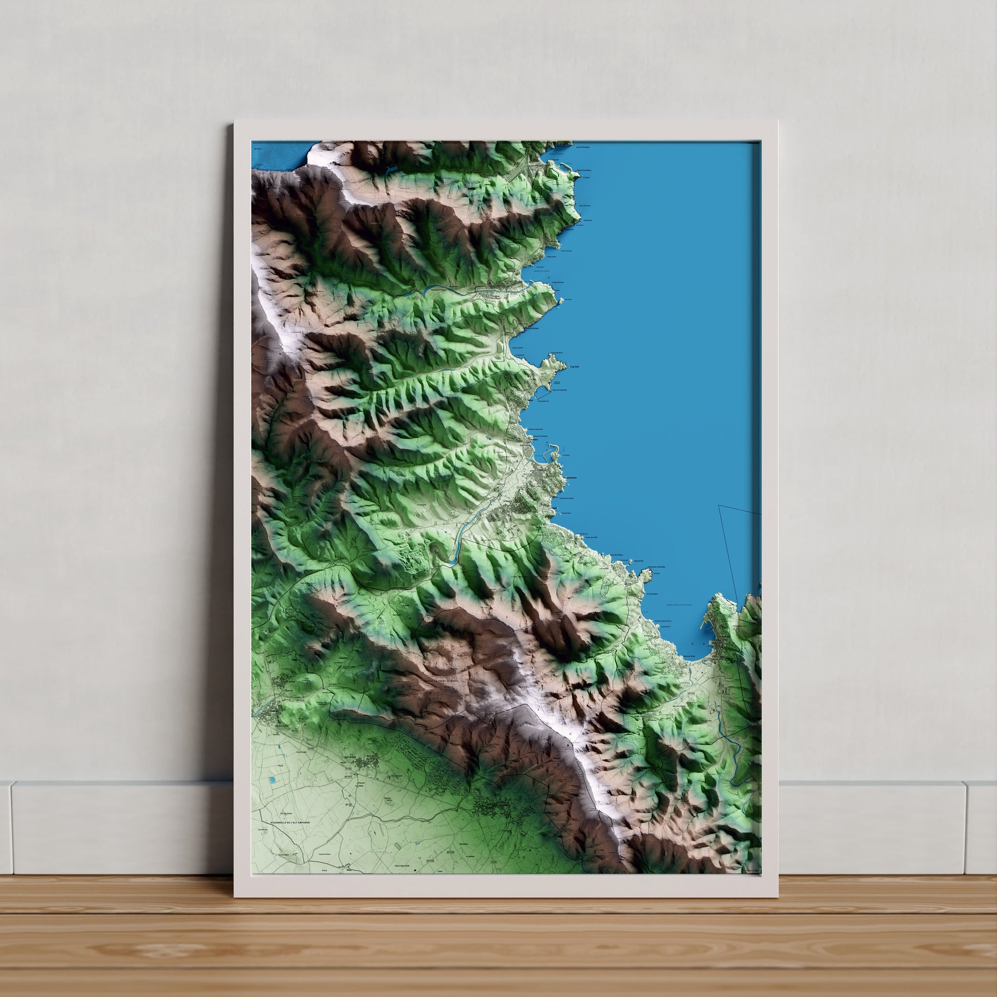 Mapa artístico del relieve de Llançà, al Alt Empordà, con 15 km de entorno y base topográfica ICGC. Presentación enmarcada.