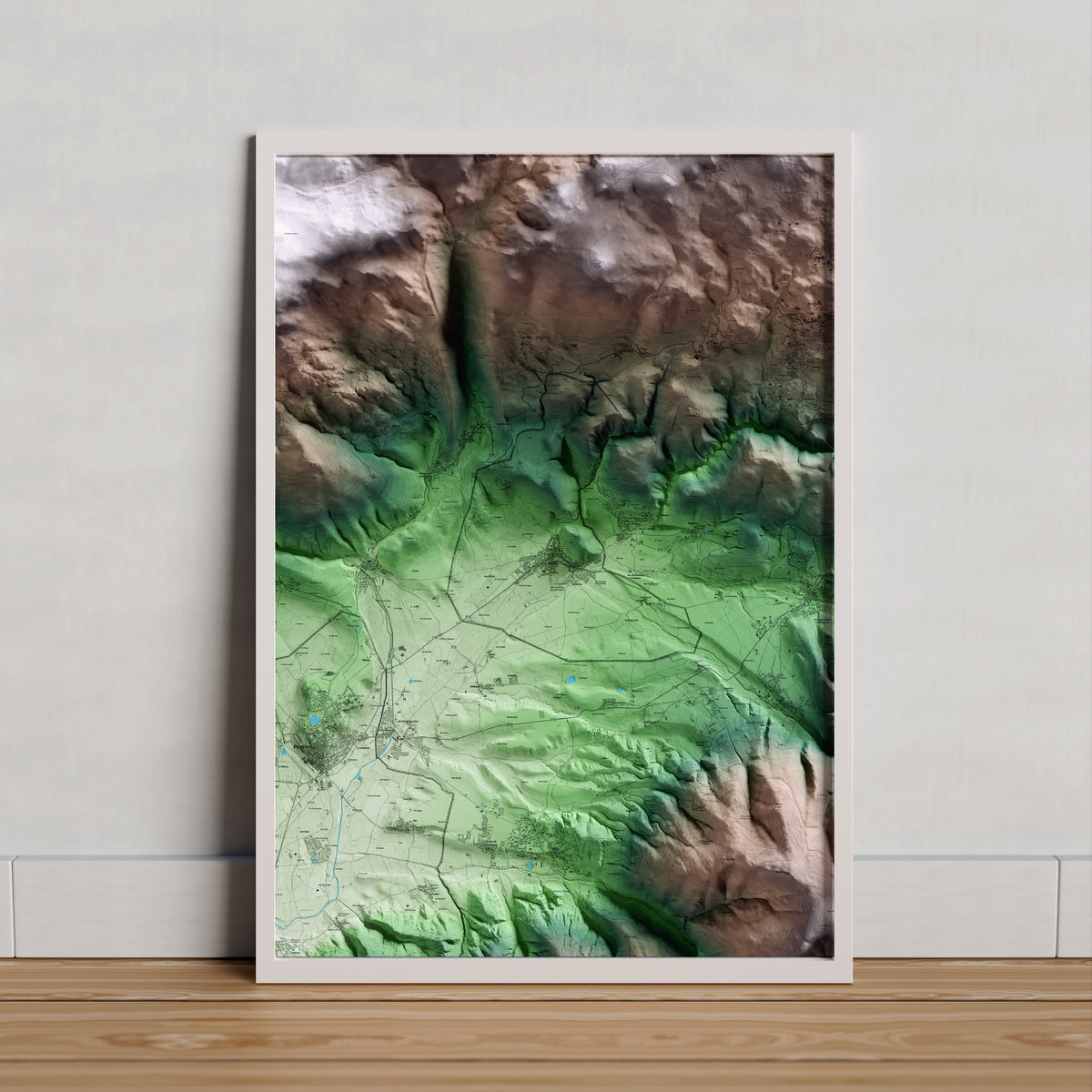 Mapa artístico del relieve de Llívia, a la Cerdanya, con 15 km de entorno y base topográfica ICGC. Presentación enmarcada.