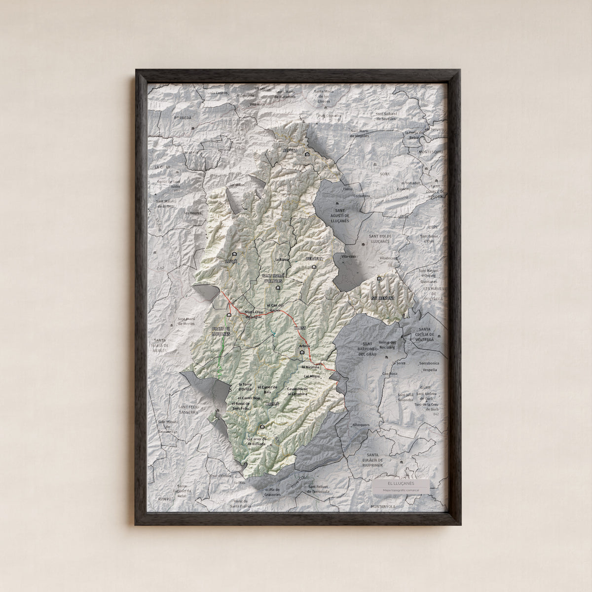 Mapa de relleu del Lluçanès, amb el territori en color i l’entorn en blanc. Presentació amb marc. 21 × 30 cm. Estil Cartogràfic.