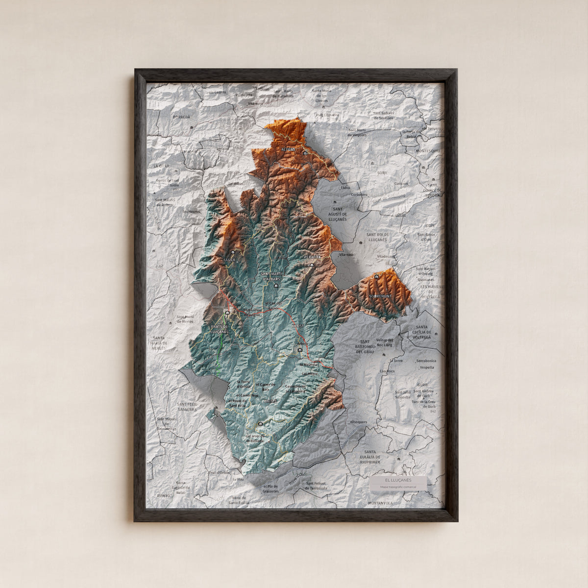 Mapa de relleu del Lluçanès, amb el territori en color i l’entorn en blanc. Presentació amb marc. 21 × 30 cm. Estil Blau i taronja.