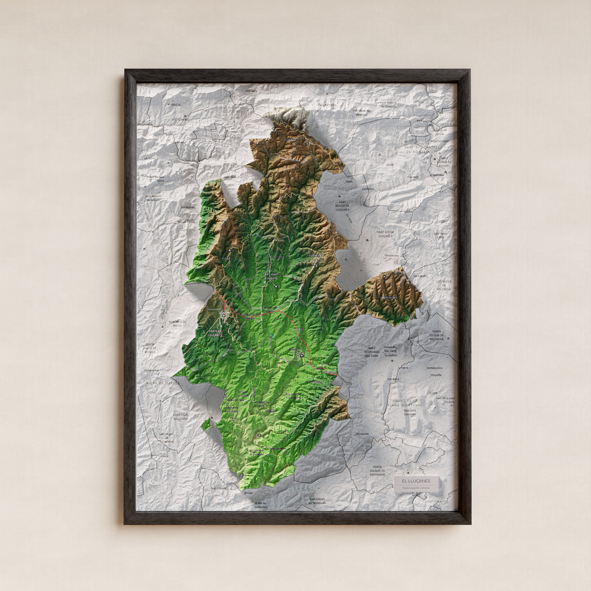 Mapa de relleu del Lluçanès, amb el territori en color i l’entorn en blanc. Presentació amb marc. 30 × 40 cm. Estil Clàssic.