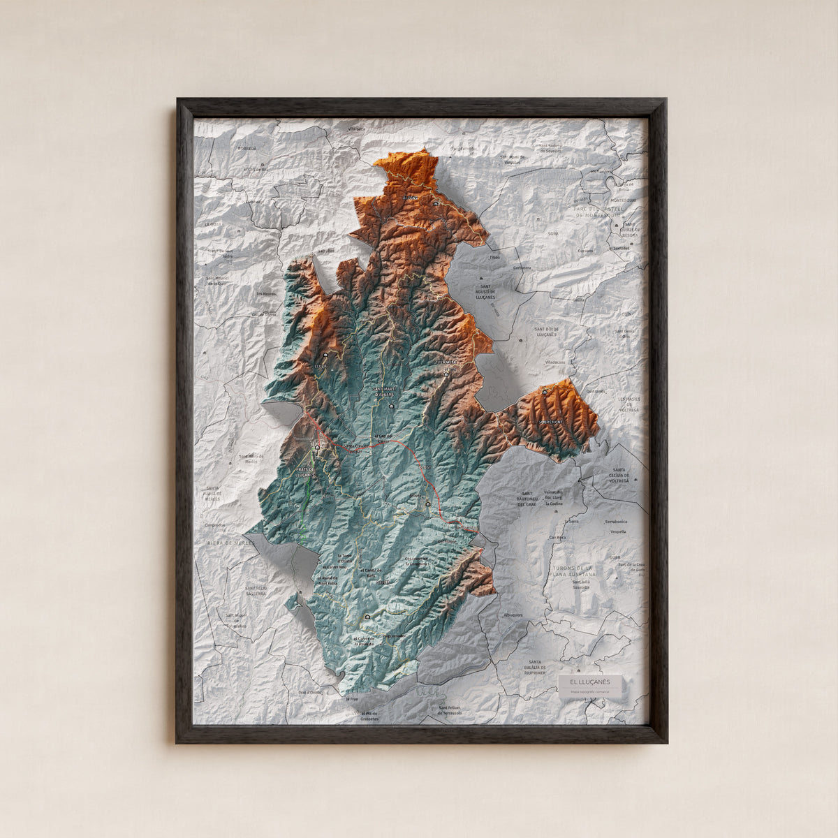 Mapa de relleu del Lluçanès, amb el territori en color i l’entorn en blanc. Presentació amb marc. 30 × 40 cm. Estil Blau i taronja.