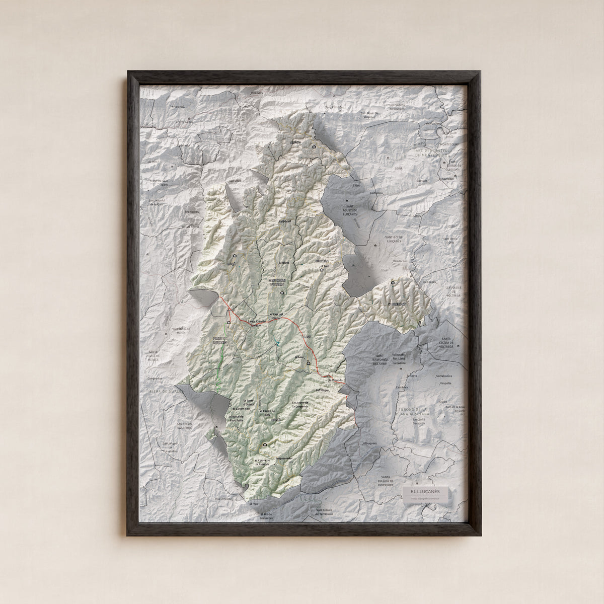 Mapa de relleu del Lluçanès, amb el territori en color i l’entorn en blanc. Presentació amb marc. 30 × 40 cm. Estil Cartogràfic.