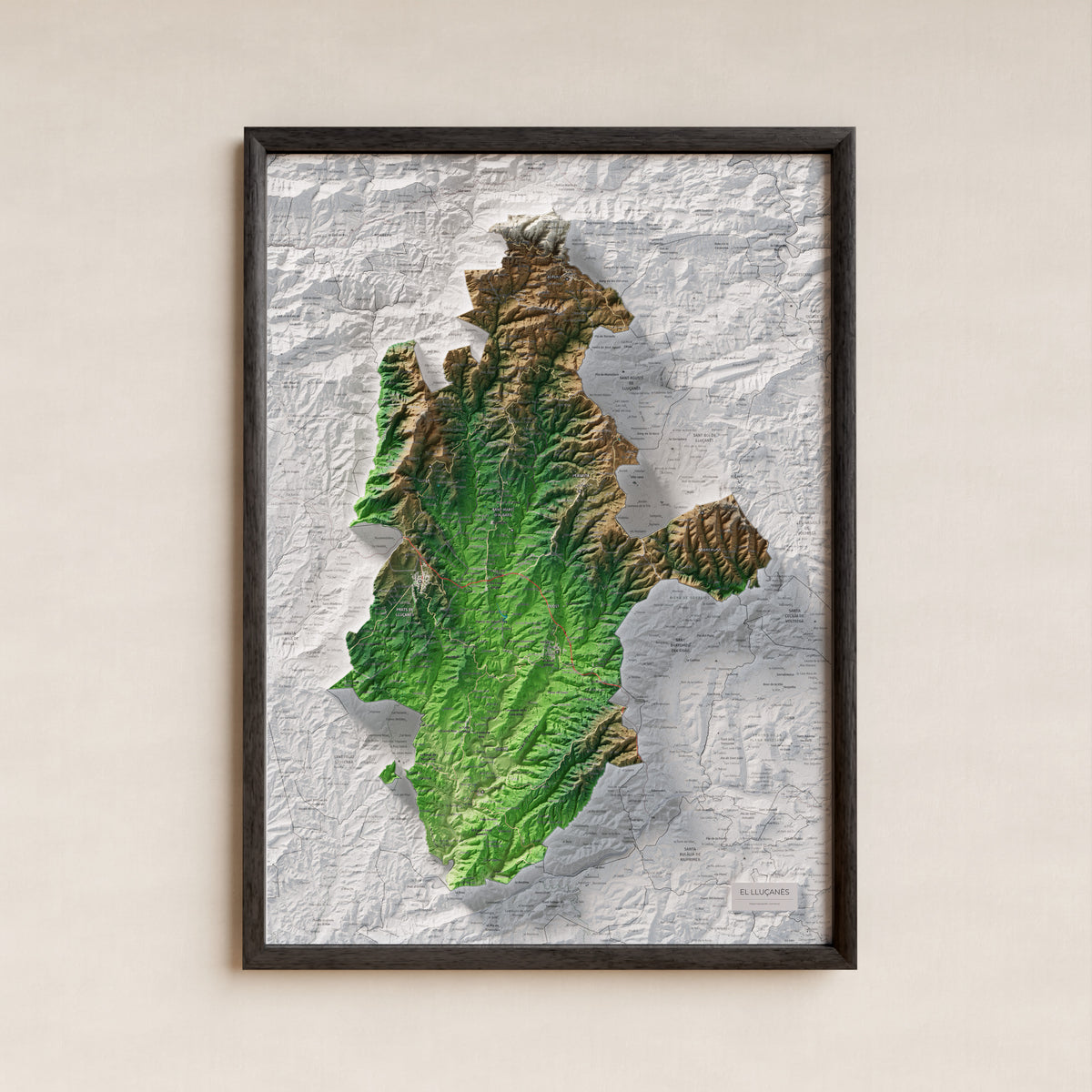 Mapa de relleu del Lluçanès, amb el territori en color i l’entorn en blanc. Presentació amb marc. 50 × 70 cm. Estil Clàssic.