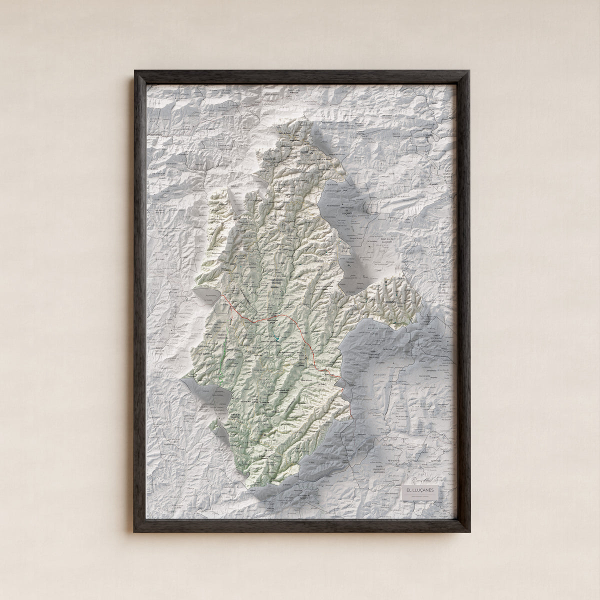 Mapa de relleu del Lluçanès, amb el territori en color i l’entorn en blanc. Presentació amb marc. 50 × 70 cm. Estil Cartogràfic.