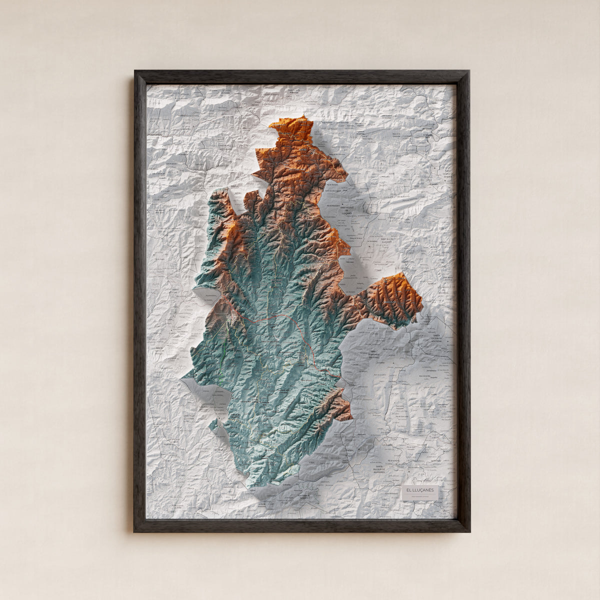 Mapa de relleu del Lluçanès, amb el territori en color i l’entorn en blanc. Presentació amb marc. 50 × 70 cm. Estil Blau i taronja.