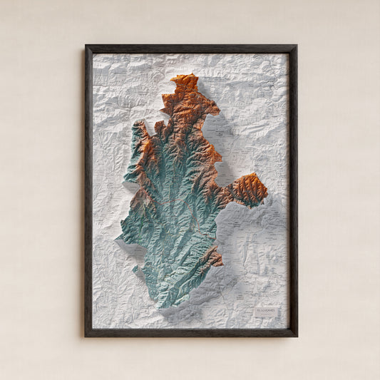 Mapa de relieve del Lluçanès, con el territorio en color y el entorno en blanco. Presentación con marco. 50 × 70 cm. Estilo Contrastado.