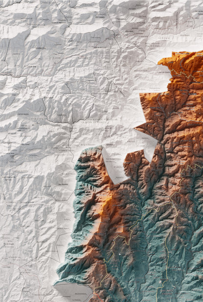 Mapa de relleu del Lluçanès, amb el territori en color i l’entorn en blanc. Detall de la part superior esquerra. 61 × 91 cm. Estil Blau i taronja.