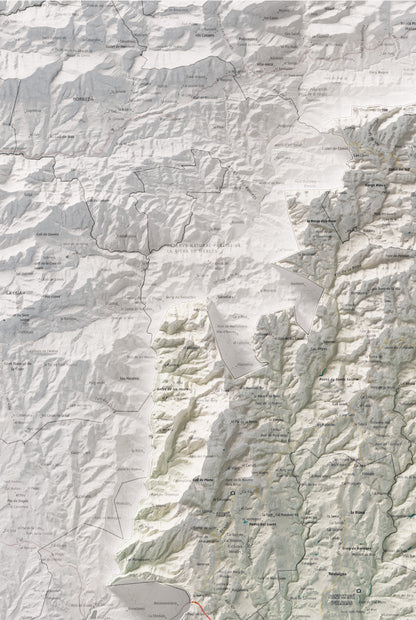 Mapa de relleu del Lluçanès, amb el territori en color i l’entorn en blanc. Detall de la part superior esquerra. 61 × 91 cm. Estil Cartogràfic.