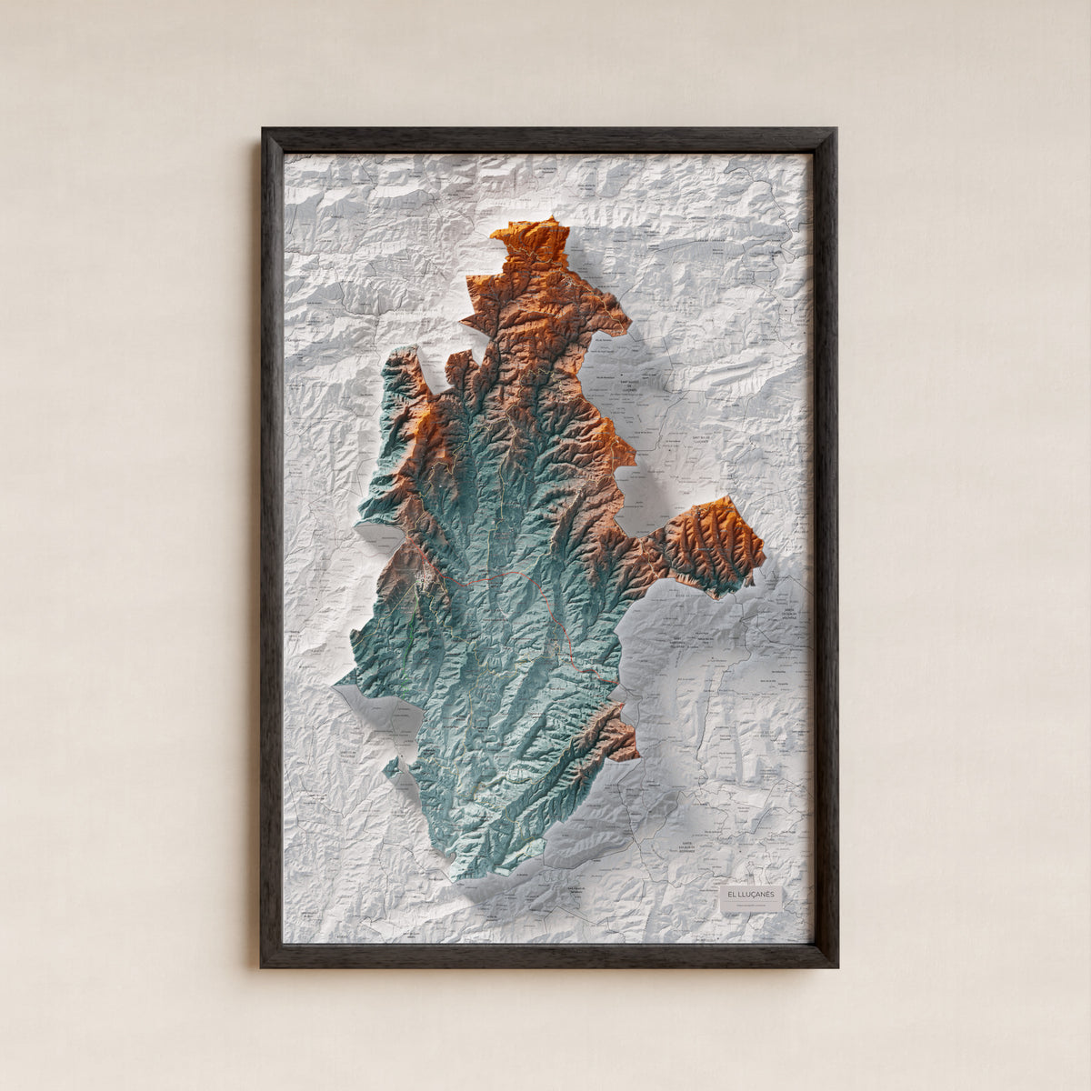 Mapa de relleu del Lluçanès, amb el territori en color i l’entorn en blanc. Presentació amb marc. 61 × 91 cm. Estil Blau i taronja.