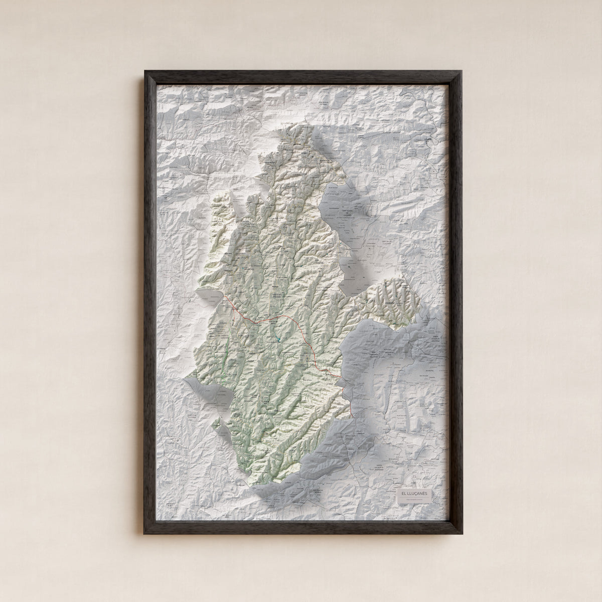 Mapa de relleu del Lluçanès, amb el territori en color i l’entorn en blanc. Presentació amb marc. 61 × 91 cm. Estil Cartogràfic.