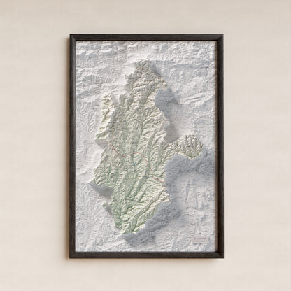 Mapa de relleu del Lluçanès, amb el territori en color i l’entorn en blanc. Presentació amb marc. 61 × 91 cm. Estil Cartogràfic.