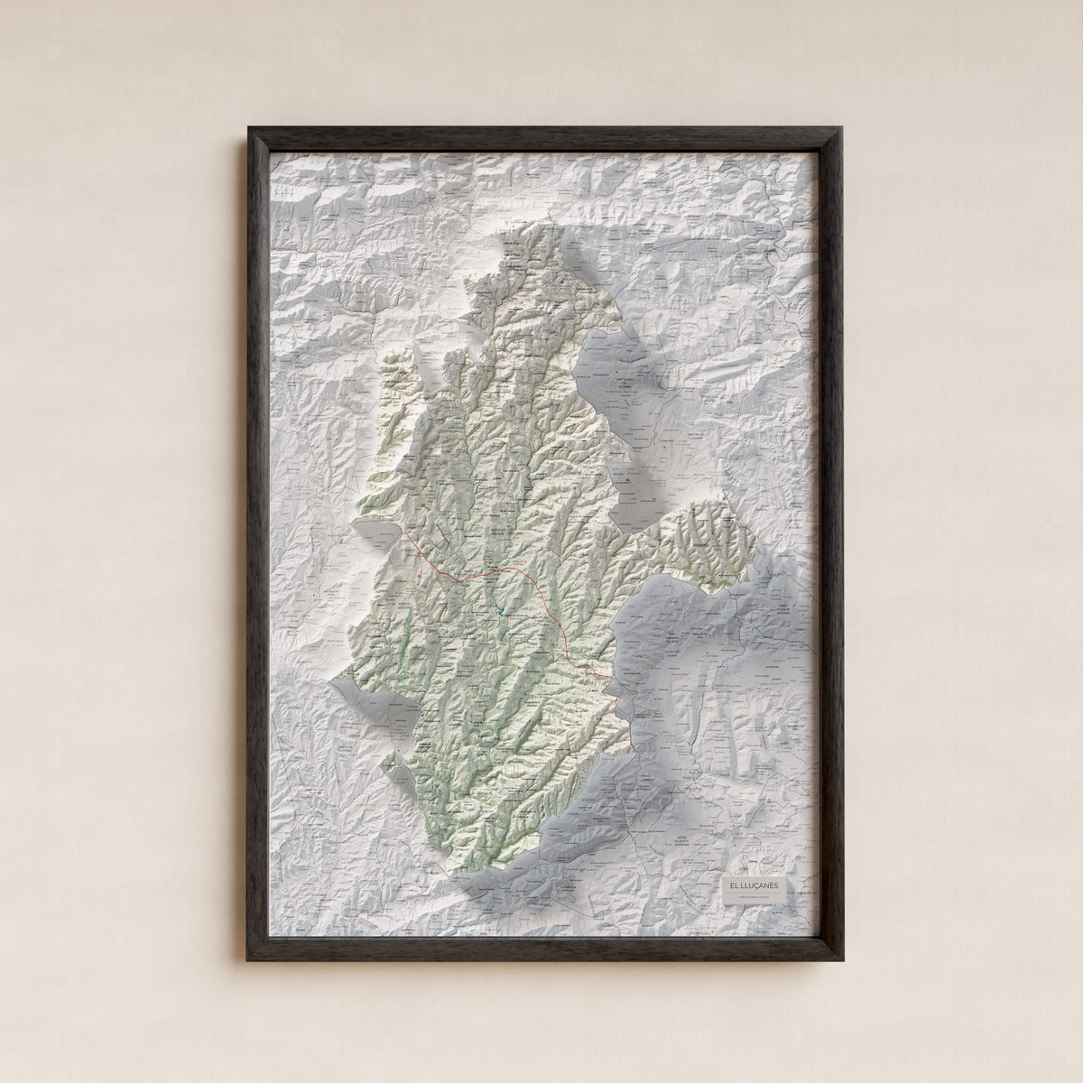 Mapa de relleu del Lluçanès, amb el territori en color i l’entorn en blanc. Presentació amb marc. 70 × 100 cm. Estil Cartogràfic.
