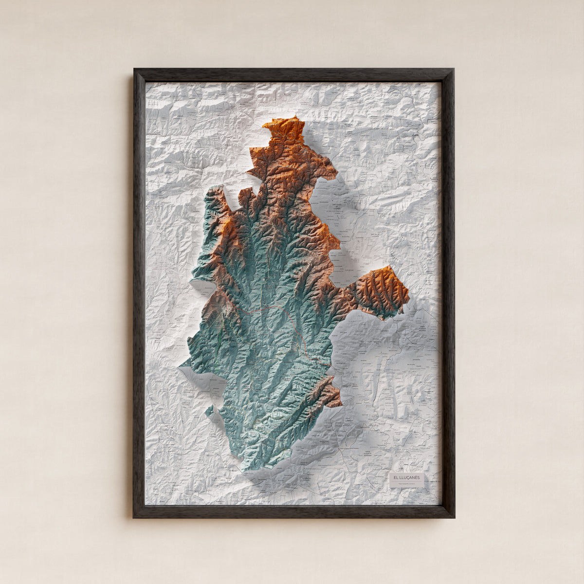 Mapa de relleu del Lluçanès, amb el territori en color i l’entorn en blanc. Presentació amb marc. 70 × 100 cm. Estil Blau i taronja.