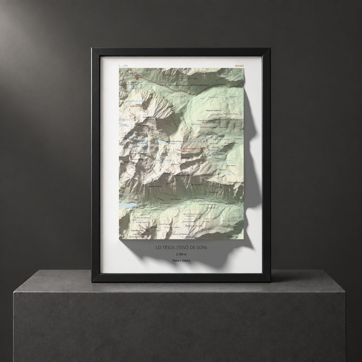 Mapa de relieve de Lo Tésol (Tesó de Son), 2700 m, Pallars Sobirà, lámina 100 Cims de Trobart. Presentación enmarcada. 30 × 40 cm.