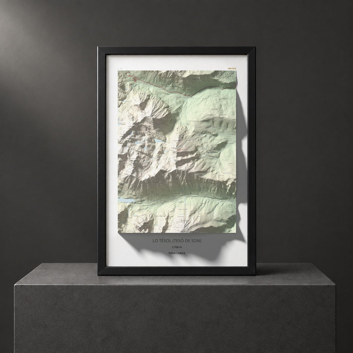 Mapa de relieve de Lo Tésol (Tesó de Son), 2700 m, Pallars Sobirà, lámina 100 Cims de Trobart. Presentación enmarcada. 61 × 91 cm.