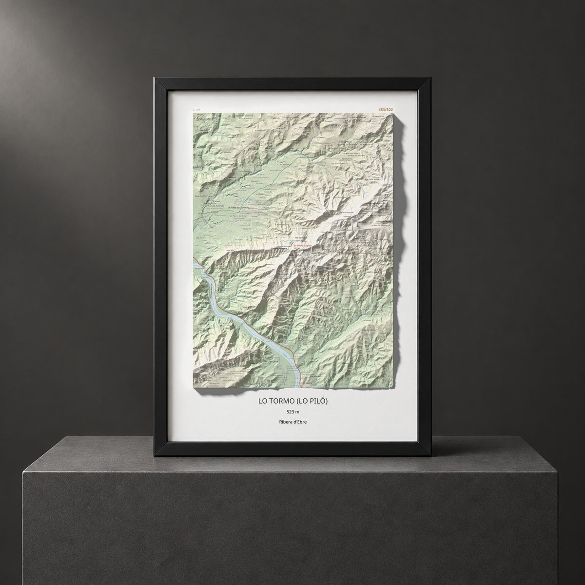 Mapa de relieve de Lo Tormo (Lo piló), 523 m, Ribera d'Ebre, lámina 100 Cims de Trobart. Presentación enmarcada. 50 × 70 cm.