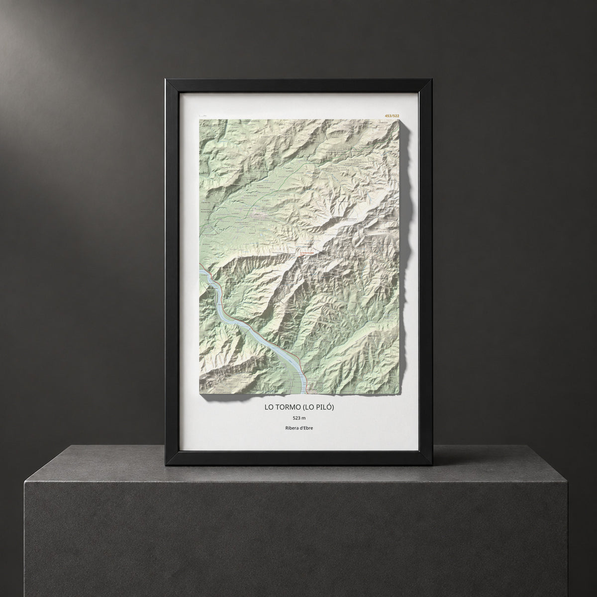 Mapa de relieve de Lo Tormo (Lo piló), 523 m, Ribera d'Ebre, lámina 100 Cims de Trobart. Presentación enmarcada. 61 × 91 cm.