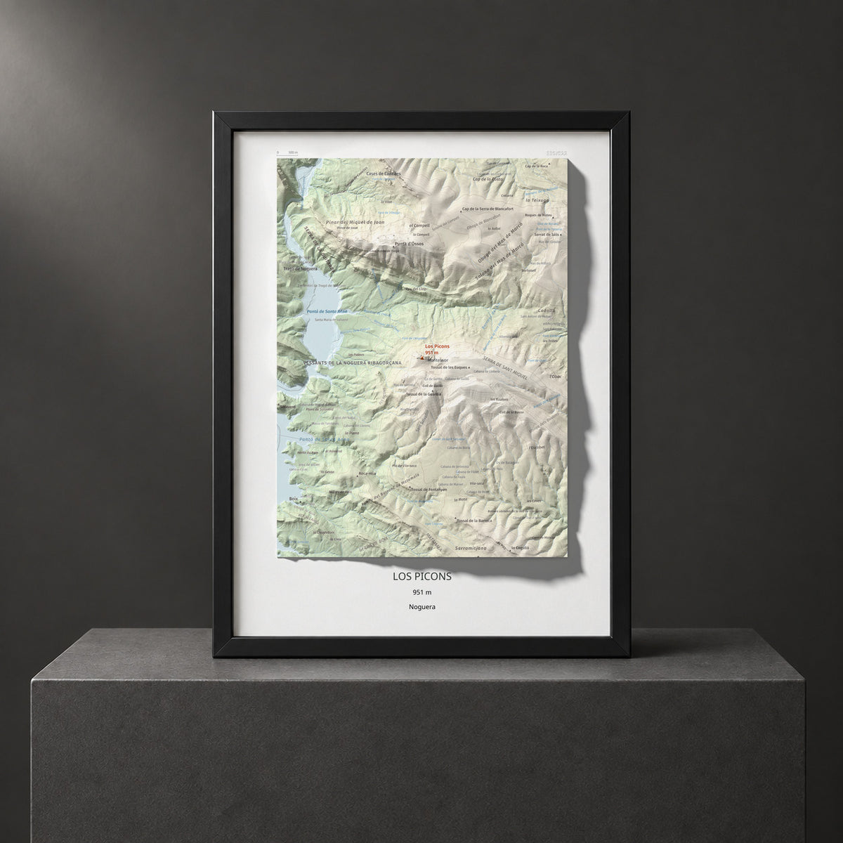 Mapa de relieve de Los Picons, 951 m, Noguera, lámina 100 Cims de Trobart. Presentación enmarcada. 30 × 40 cm.