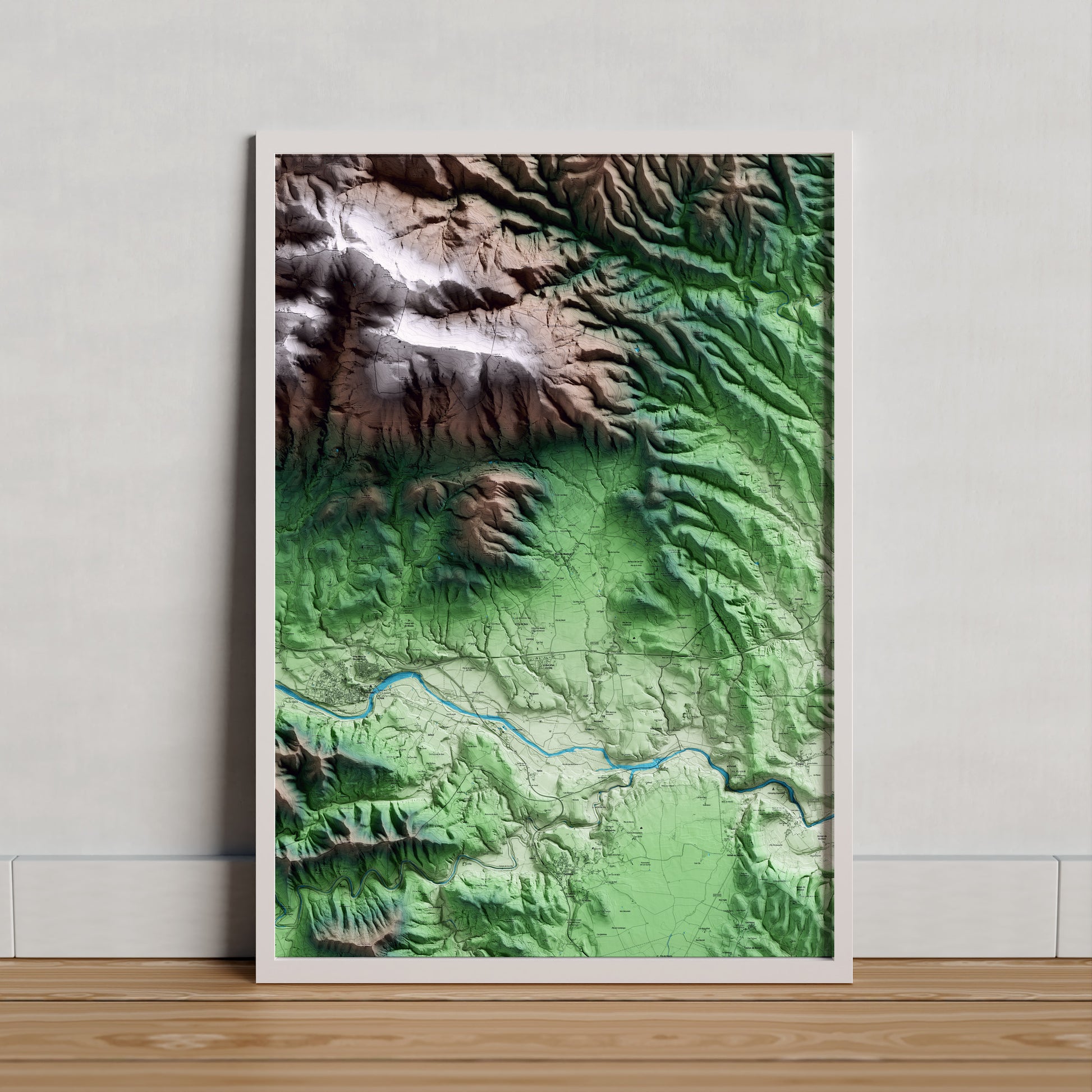 Mapa artístico del relieve de Maià de Montcal, a la Garrotxa, con 15 km de entorno y base topográfica ICGC. Presentación enmarcada.