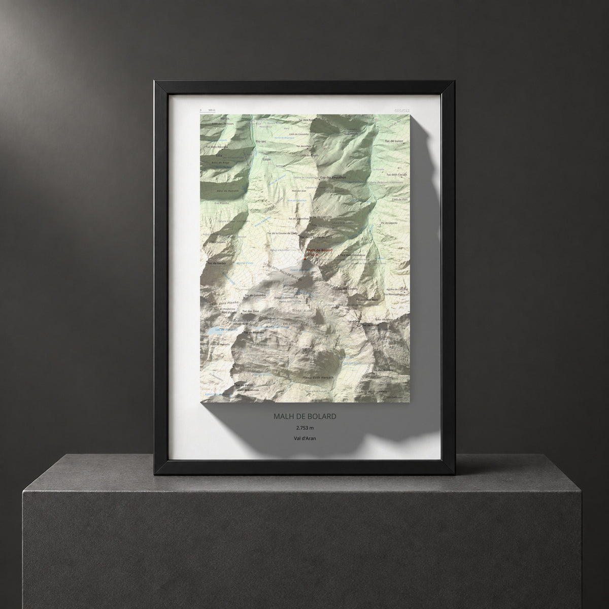 Mapa de relieve de Malh de Bolard, 2753 m, Val d'Aran, lámina 100 Cims de Trobart. Presentación enmarcada. 30 × 40 cm.