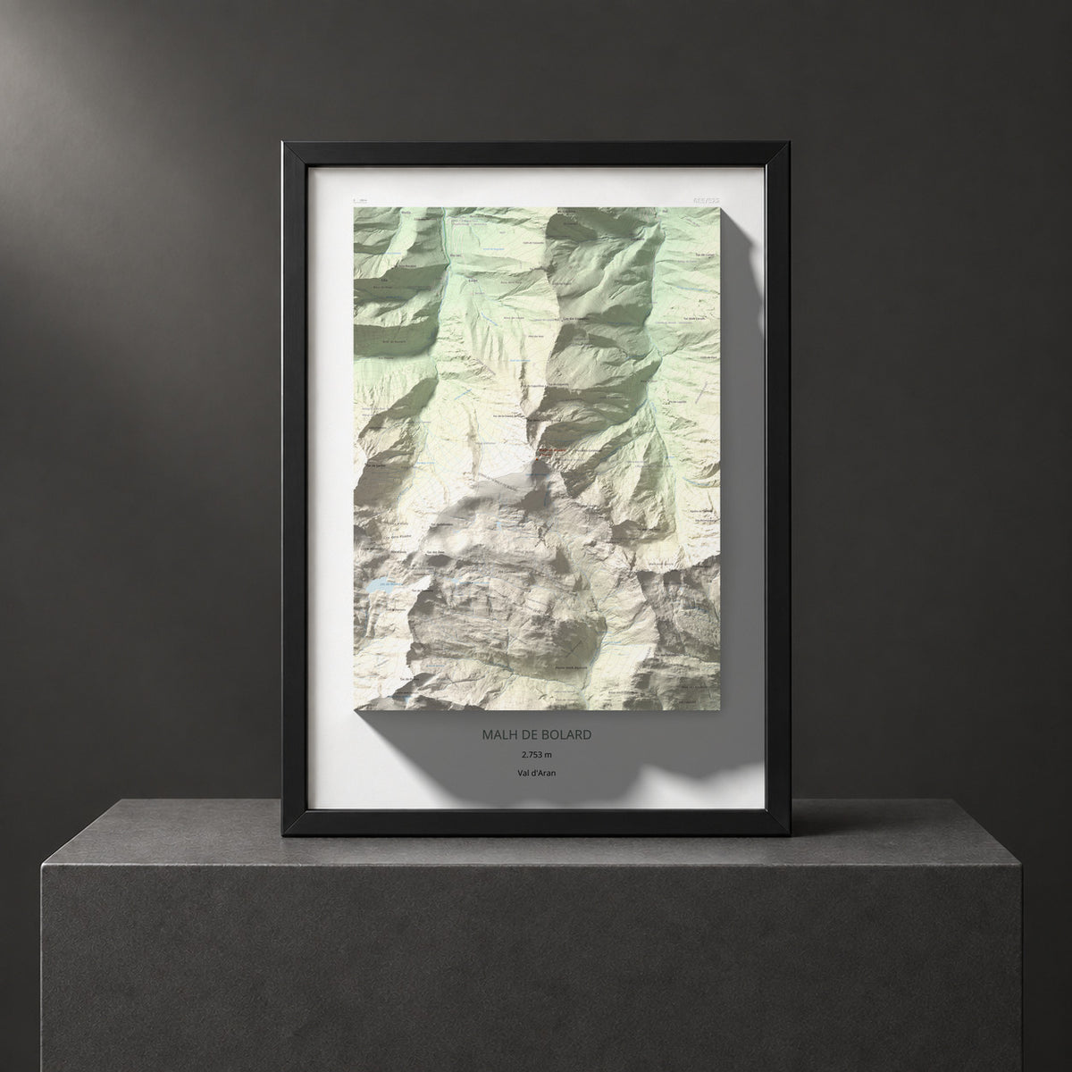 Mapa de relieve de Malh de Bolard, 2753 m, Val d'Aran, lámina 100 Cims de Trobart. Presentación enmarcada. 50 × 70 cm.