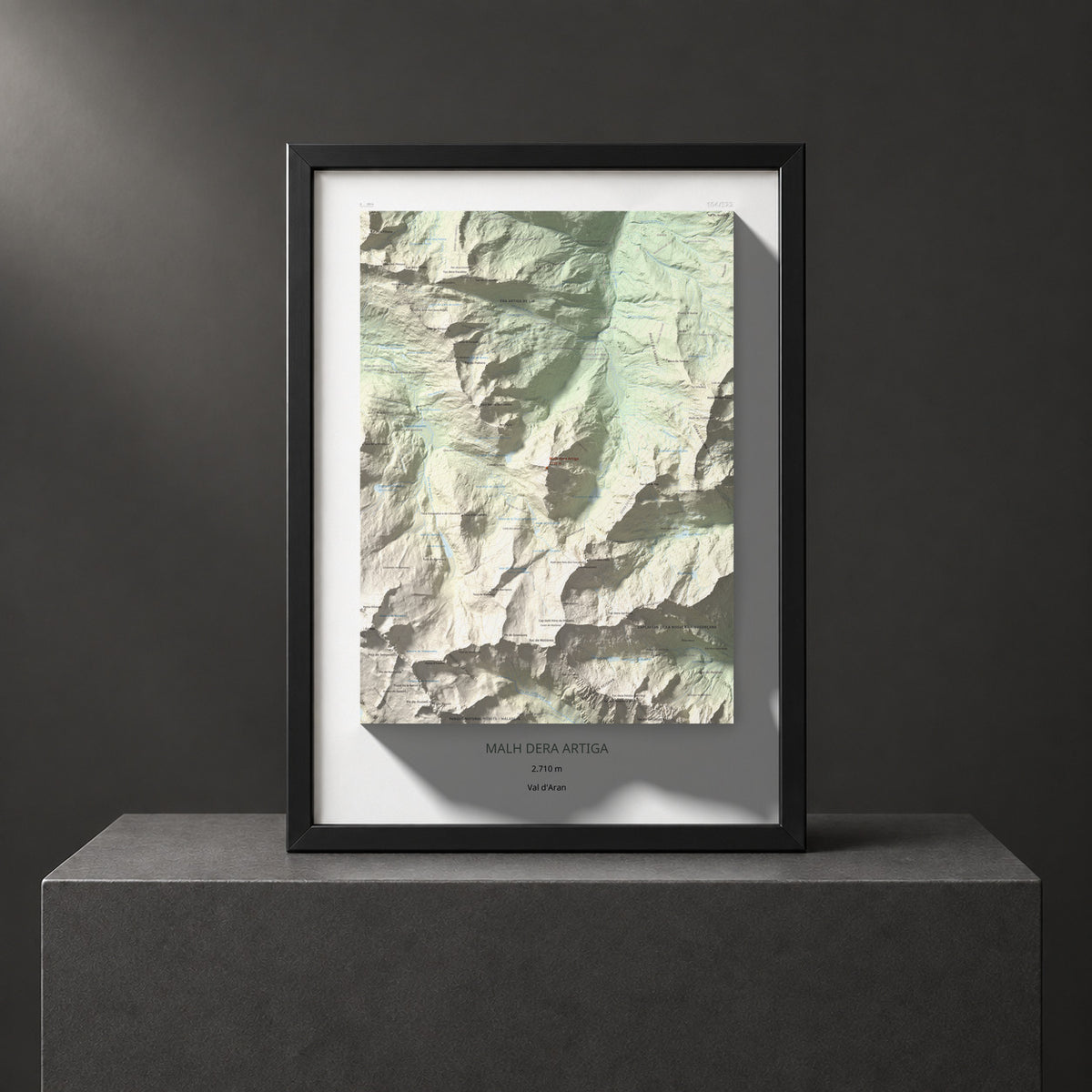 Mapa de relieve de Malh dera Artiga, 2710 m, Val d'Aran, lámina 100 Cims de Trobart. Presentación enmarcada. 50 × 70 cm.
