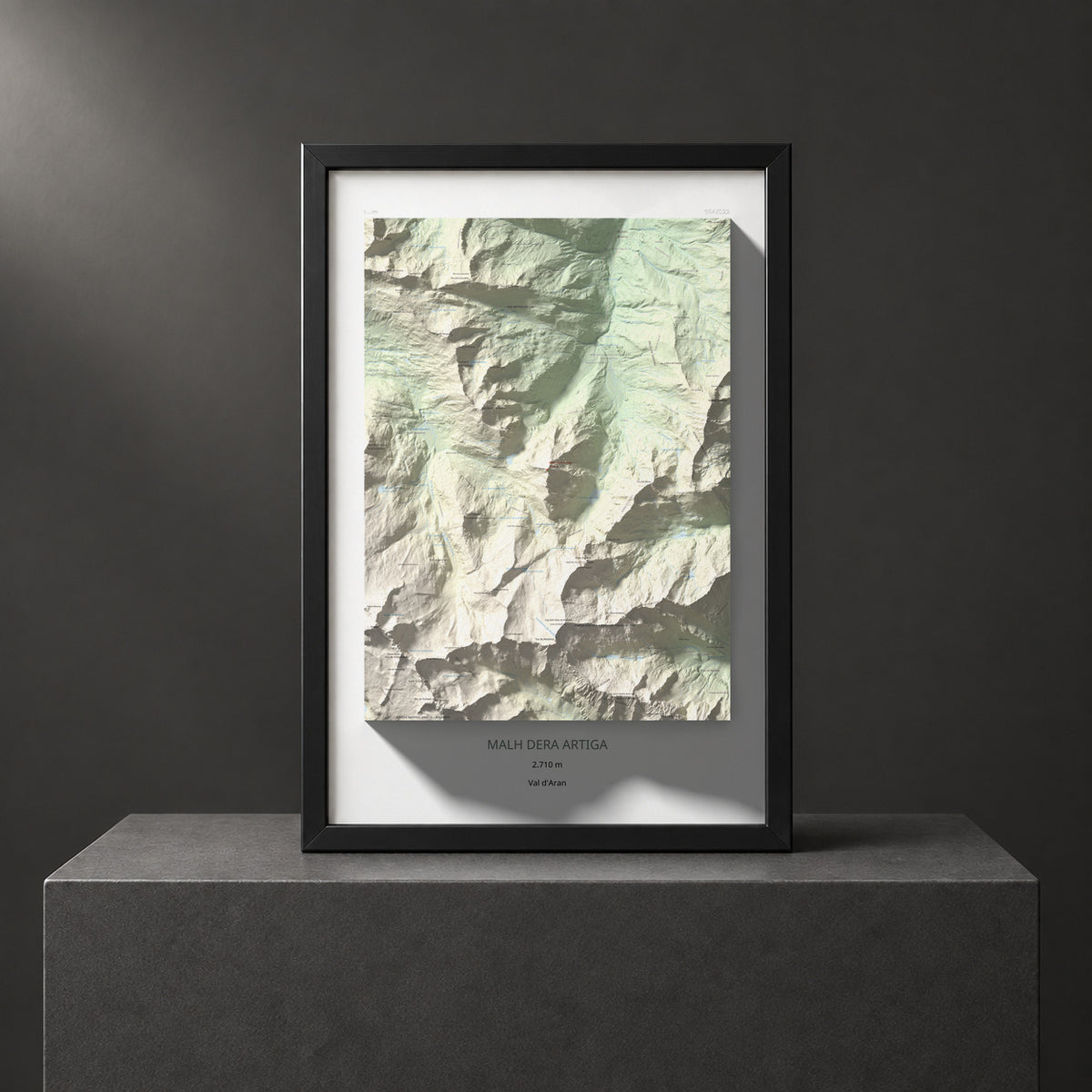 Mapa de relieve de Malh dera Artiga, 2710 m, Val d'Aran, lámina 100 Cims de Trobart. Presentación enmarcada. 61 × 91 cm.