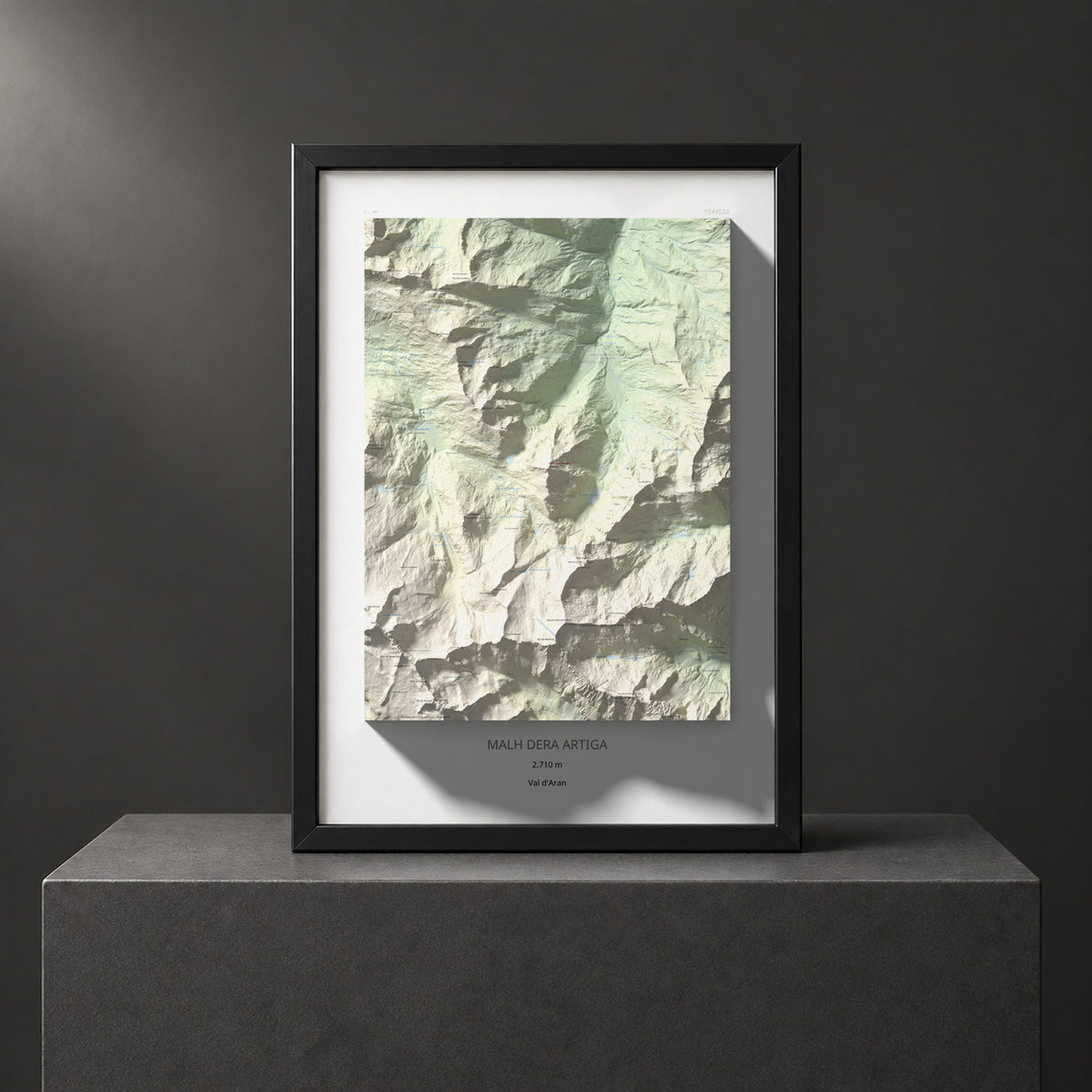 Mapa de relieve de Malh dera Artiga, 2710 m, Val d'Aran, lámina 100 Cims de Trobart. Presentación enmarcada. 70 × 100 cm.