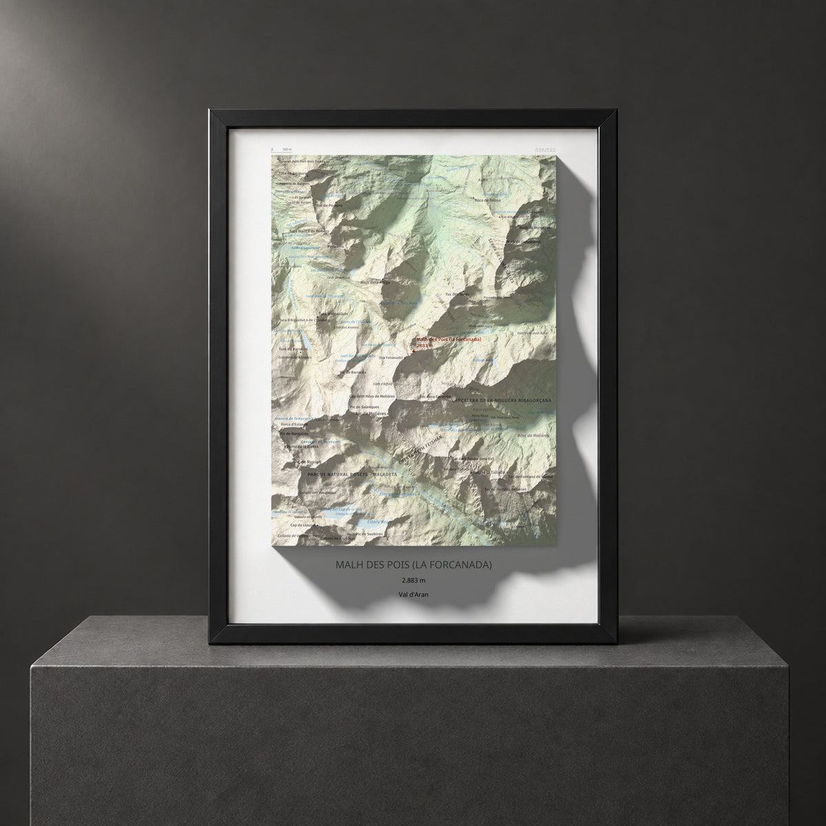 Mapa de relieve de Malh des Pois (la Forcanada), 2883 m, Val d'Aran, lámina 100 Cims de Trobart. Presentación enmarcada. 30 × 40 cm.