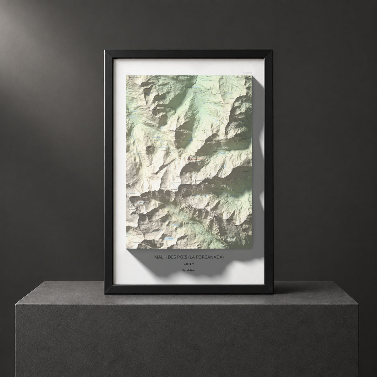 Mapa de relieve de Malh des Pois (la Forcanada), 2883 m, Val d'Aran, lámina 100 Cims de Trobart. Presentación enmarcada. 61 × 91 cm.