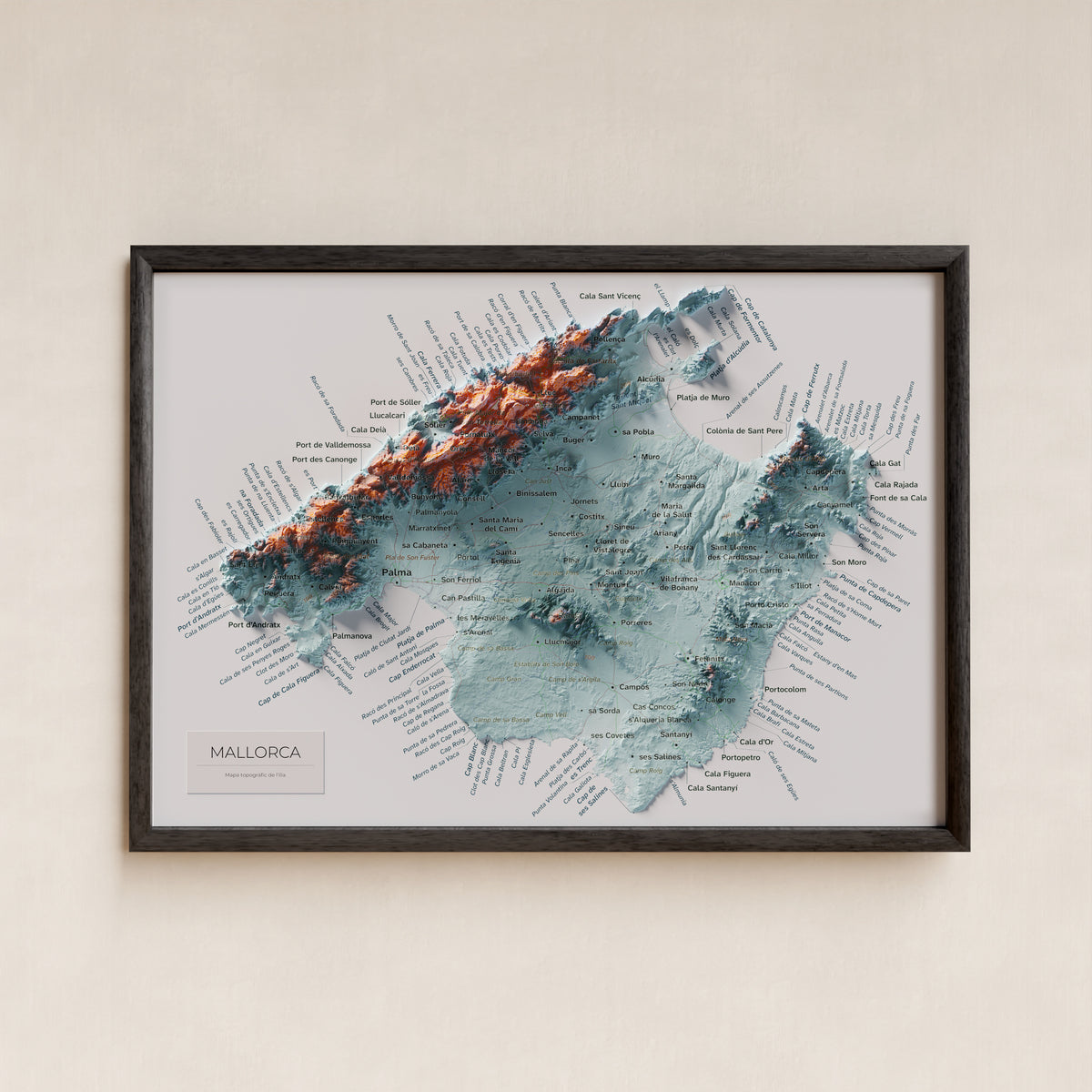 Edició octubre 2026 · Mapa topogràfic de Mallorca, Blau i taronja, 21 × 30 cm: presentació en marc negre (marc no inclòs).