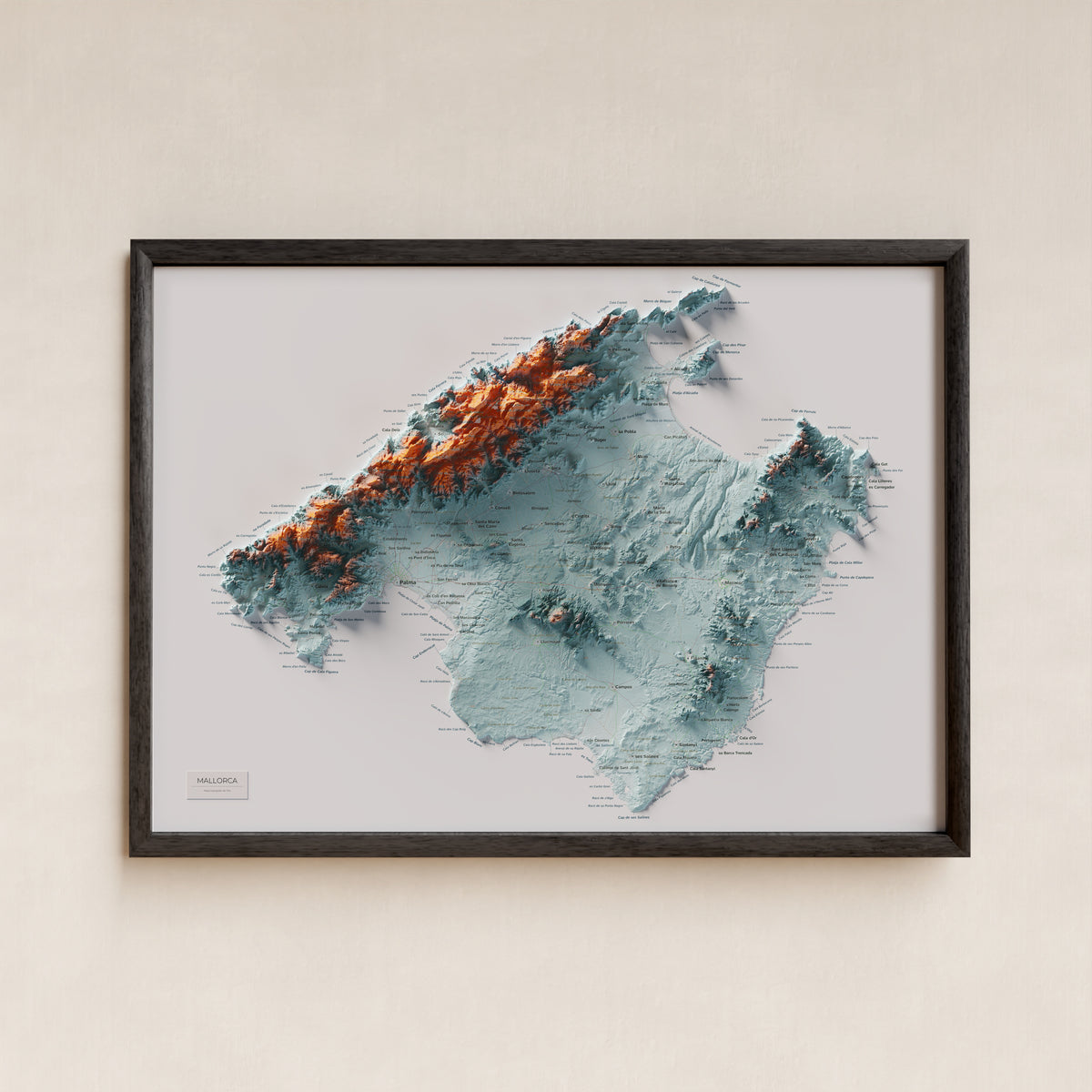 Mapa topogràfic de Mallorca, Blau i taronja, 50 × 70 cm: presentació en marc negre (marc no inclòs).